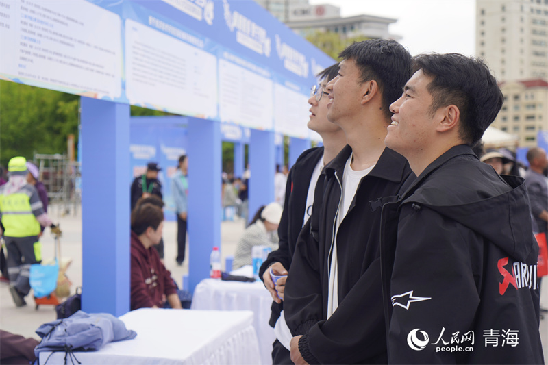 人才交流招聘活動(dòng)現(xiàn)場(chǎng)，求職者正在查看崗位信息。人民網(wǎng)記者 張莉萍攝