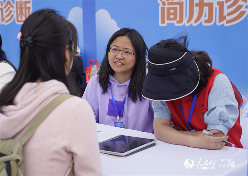 現(xiàn)場設(shè)置的簡歷診斷區(qū)域，求職者正在進(jìn)行咨詢。人民網(wǎng)記者 張莉萍攝