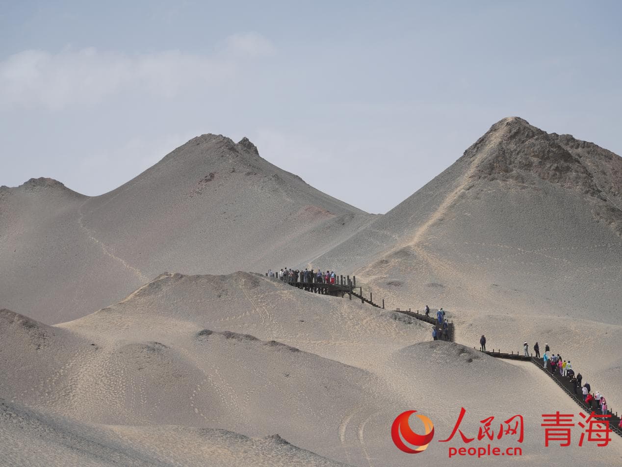 游客游覽黑獨山。人民網(wǎng) 況玉攝