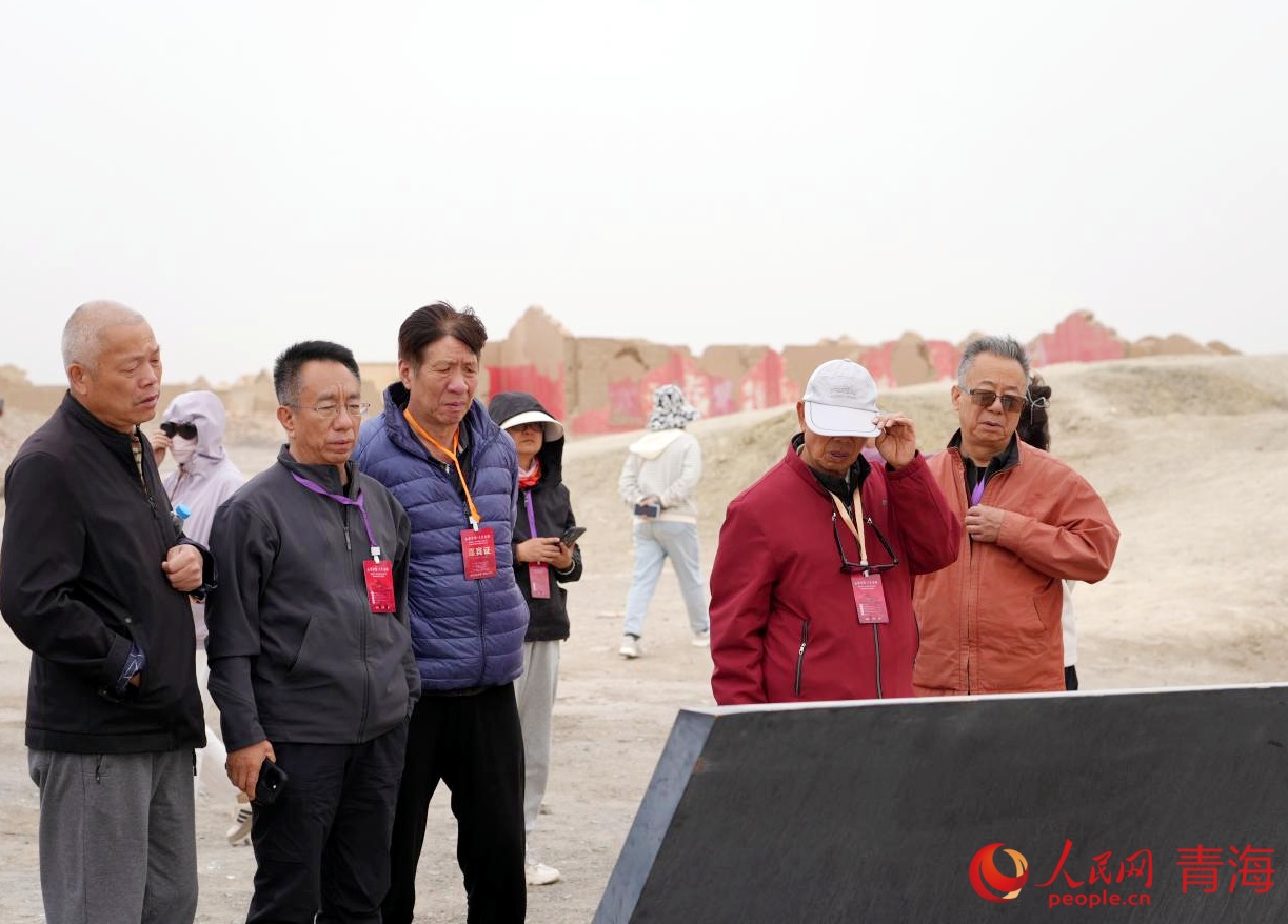 游客觀看冷湖石油基地遺址簡介。人民網(wǎng) 況玉攝