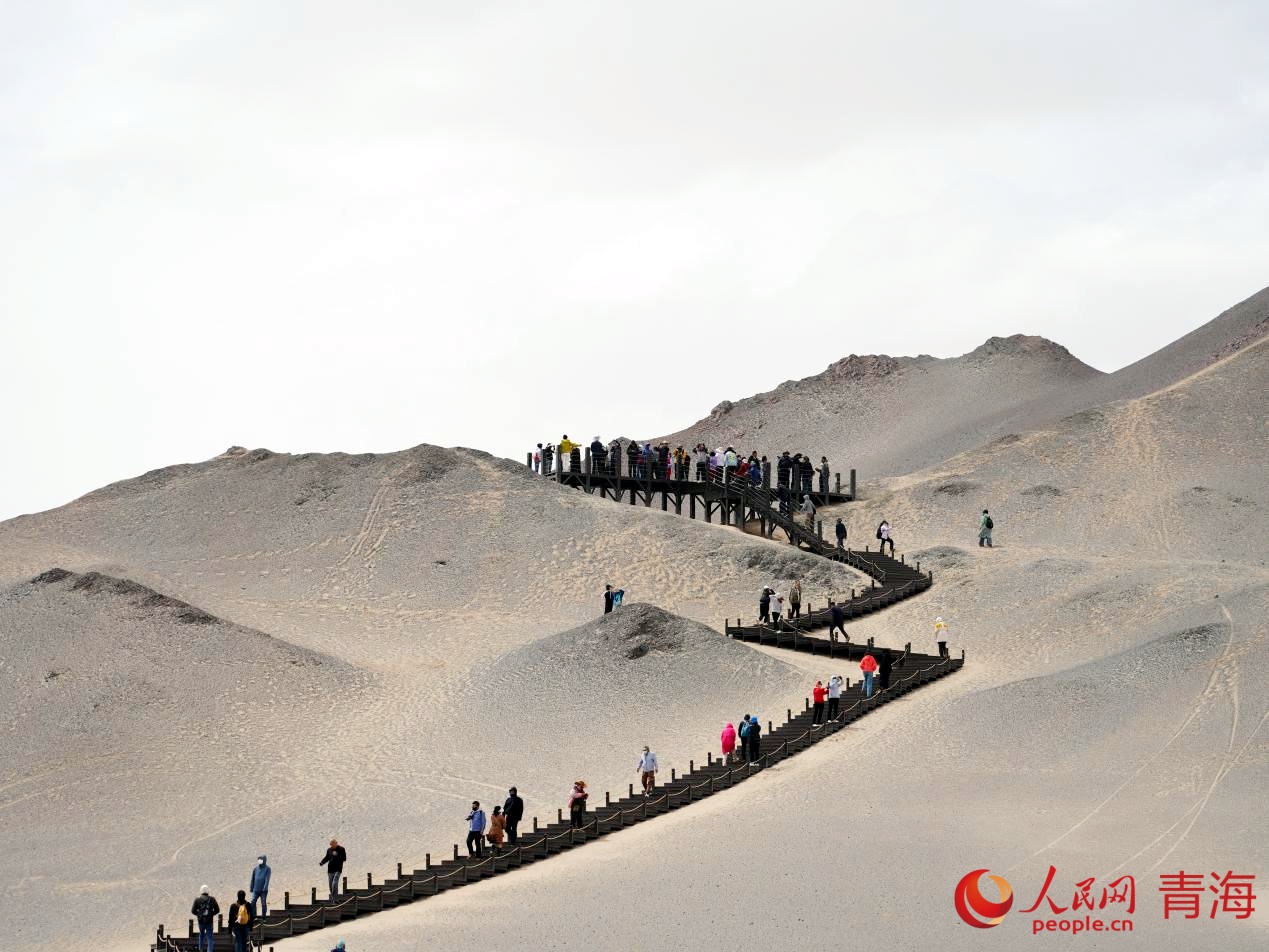 游客行走在黑獨山旅游棧道上。人民網(wǎng) 況玉攝