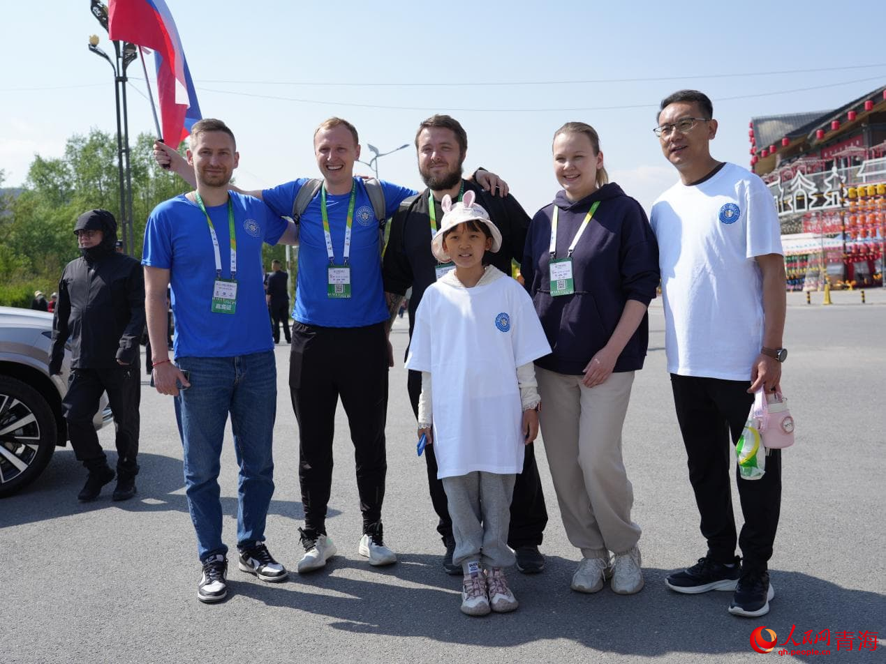 市民與國際徒步愛好合影。人民網(wǎng) 況玉攝