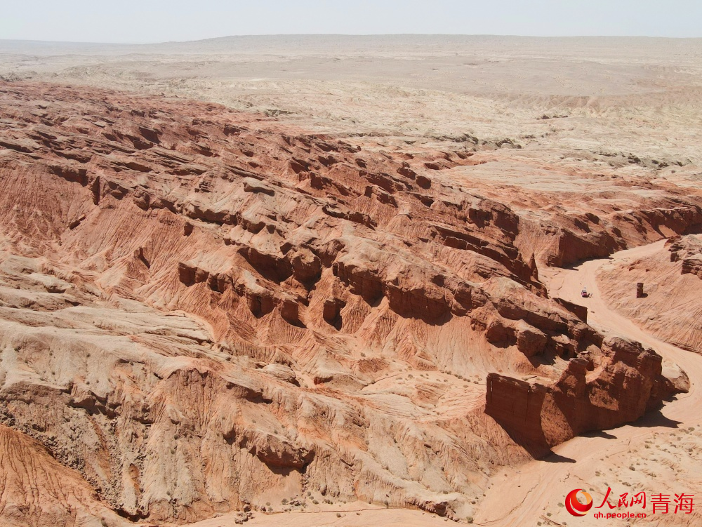 沙丘輪廓清晰、層次分明。人民網(wǎng) 況玉攝