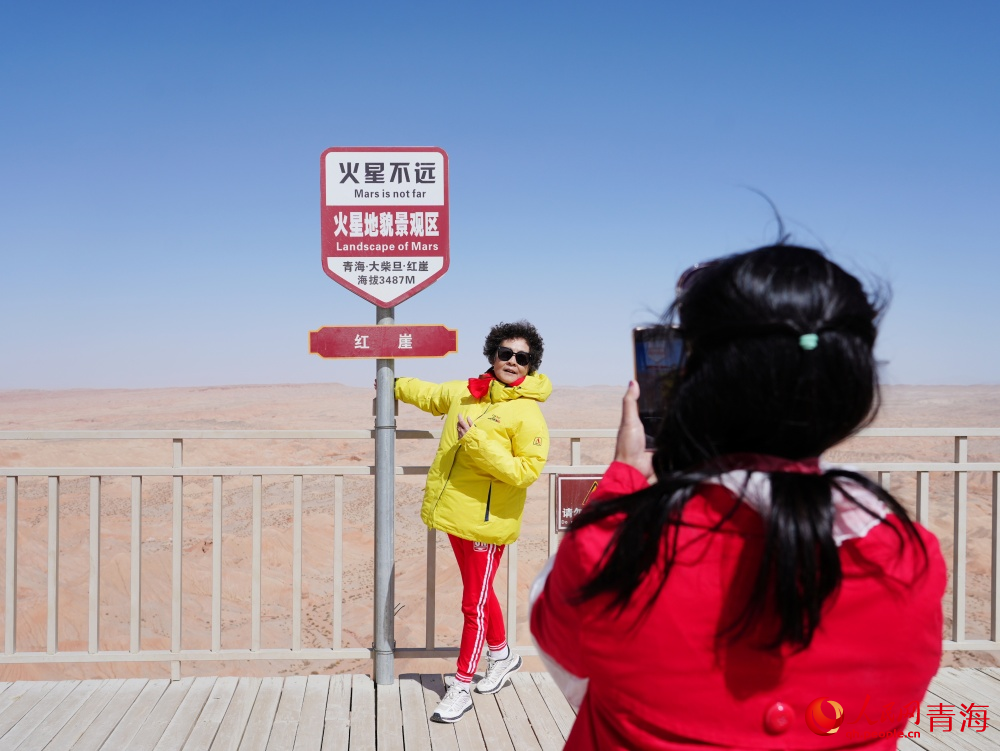 游客在景區(qū)內(nèi)拍照。人民網(wǎng) 況玉攝