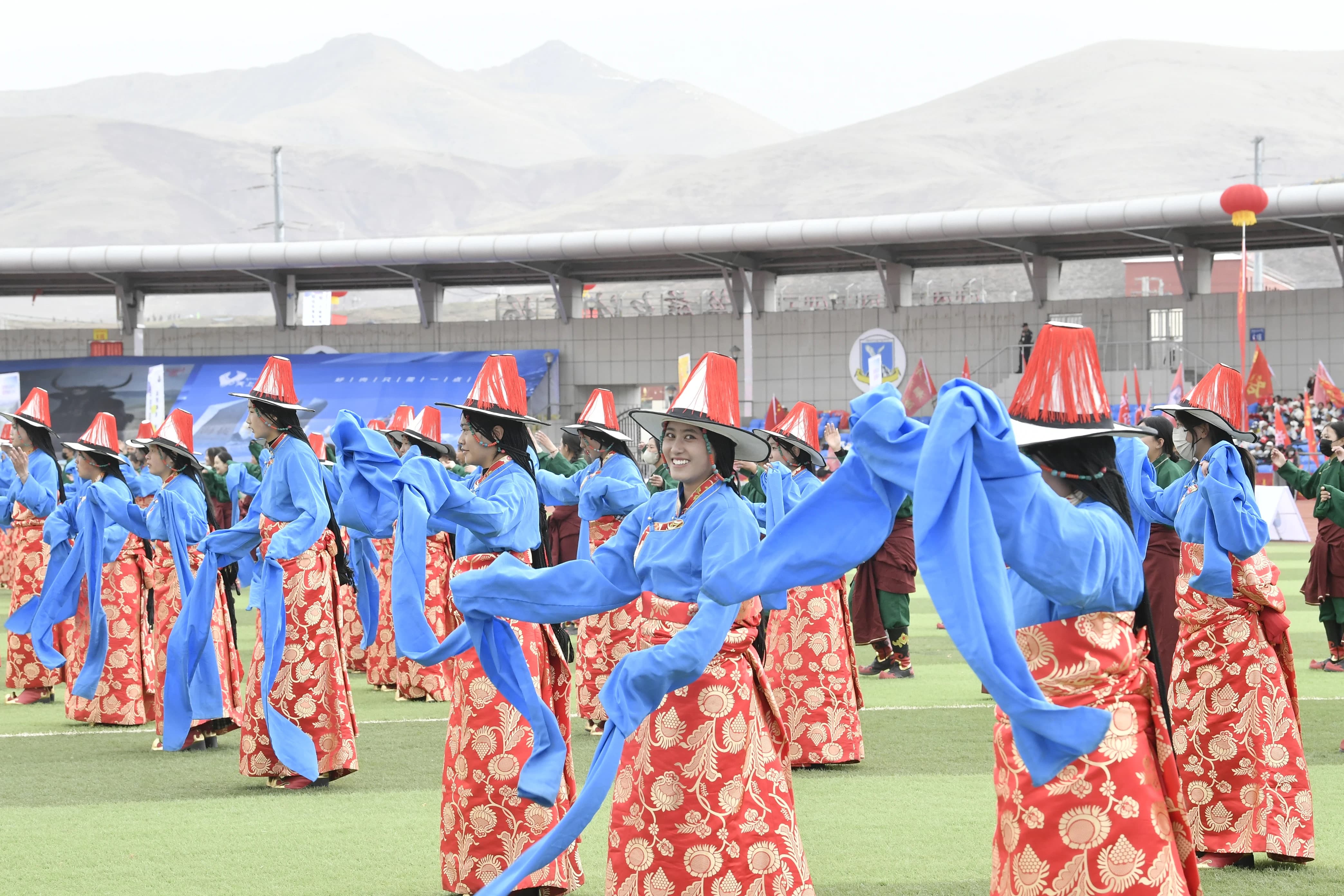 文藝表演。果洛州委宣傳部供圖