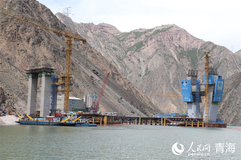 橋梁建設環(huán)境險峻，需要進行水上作業(yè)。人民網(wǎng) 馬可欣攝