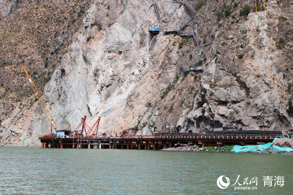 橋梁建設(shè)現(xiàn)場兩岸均為懸崖峭壁。人民網(wǎng) 馬可欣攝