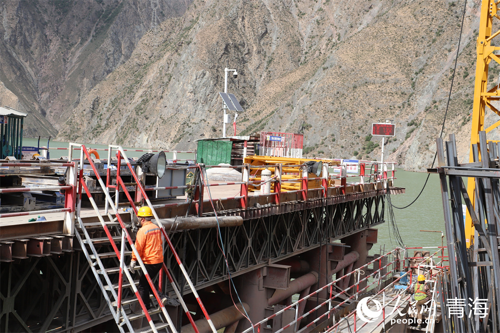 橋梁建設現(xiàn)場環(huán)境險峻。人民網(wǎng) 馬可欣攝