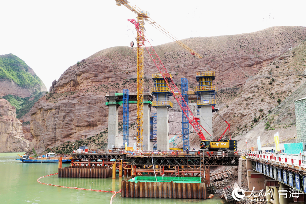 索同坡黃河特大橋建設現(xiàn)場。人民網 馬可欣攝