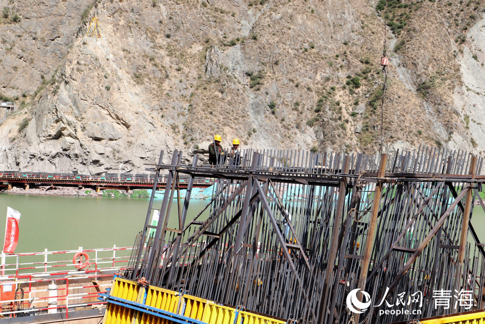 工人正在施工。人民網(wǎng) 馬可欣攝