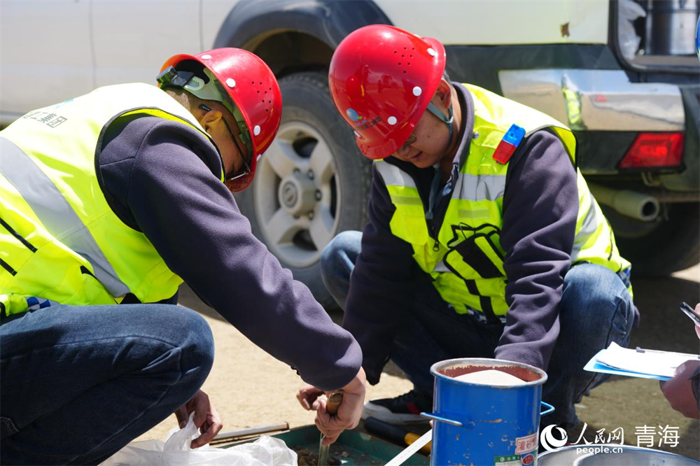 工人正在進行壓實度檢測工作。人民網(wǎng) 馬可欣攝