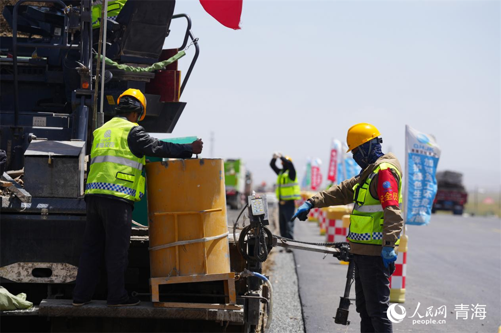 安全員正在公路作業(yè)路段進(jìn)行安全督導(dǎo)。人民網(wǎng) 馬可欣攝