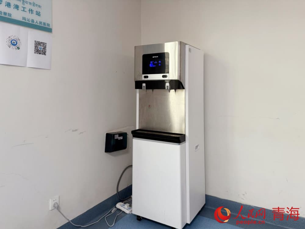 醫(yī)院大樓里的純凈水設(shè)備。人民網(wǎng) 況玉攝