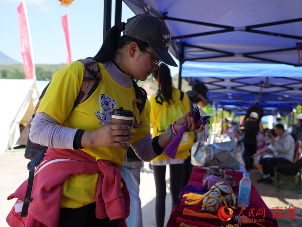 參賽選手選購特色產(chǎn)品。人民網(wǎng) 況玉攝