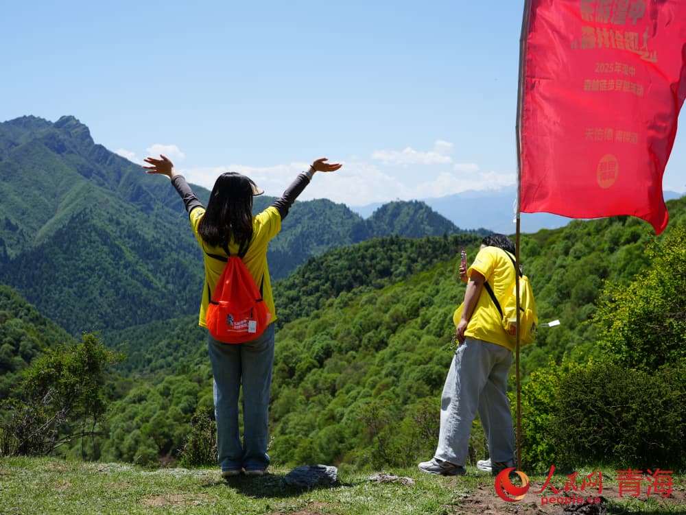 參賽選手在景區(qū)拍照。人民網(wǎng) 況玉攝