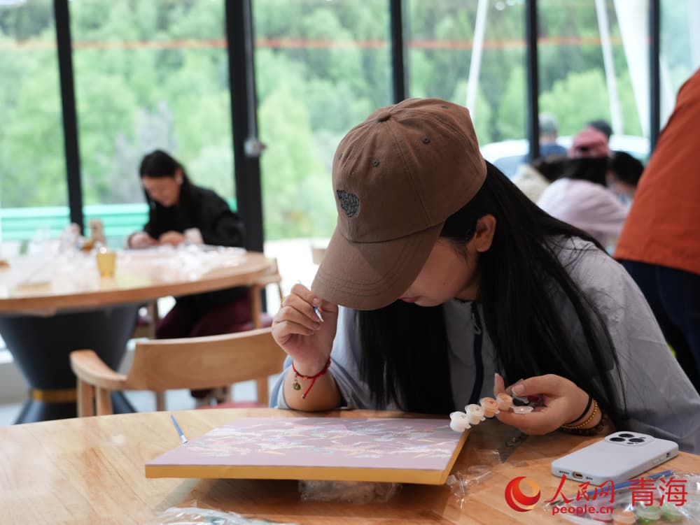 參賽選手體驗農(nóng)民畫。人民網(wǎng) 況玉攝