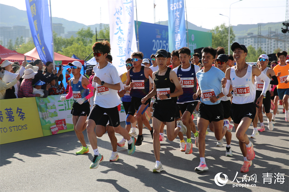 參賽選手在賽道上奔跑。人民網(wǎng) 馬可欣攝