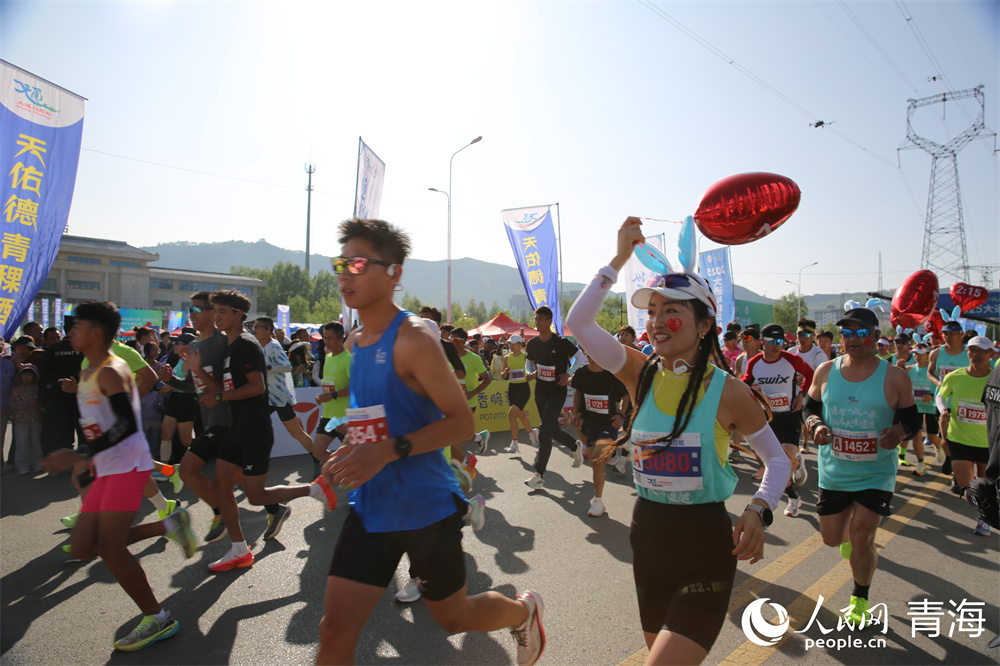 選手們激情開跑。人民網(wǎng) 馬可欣攝