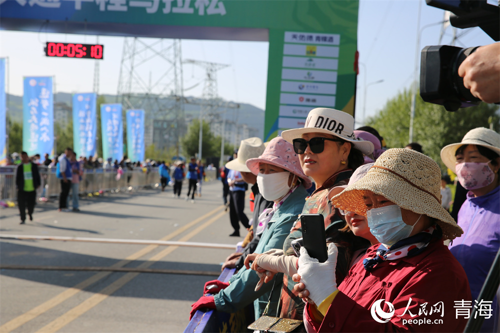 觀眾在賽道兩旁為參賽選手加油助威。人民網(wǎng) 馬可欣攝