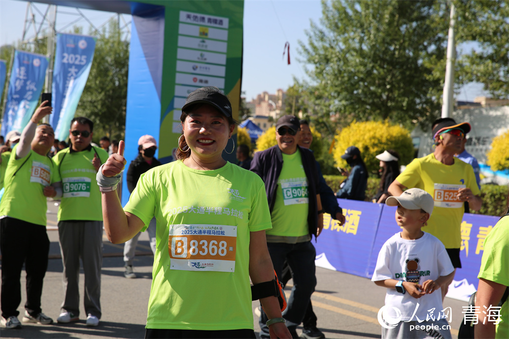 參賽選手為賽事點(diǎn)贊。人民網(wǎng) 馬可欣攝