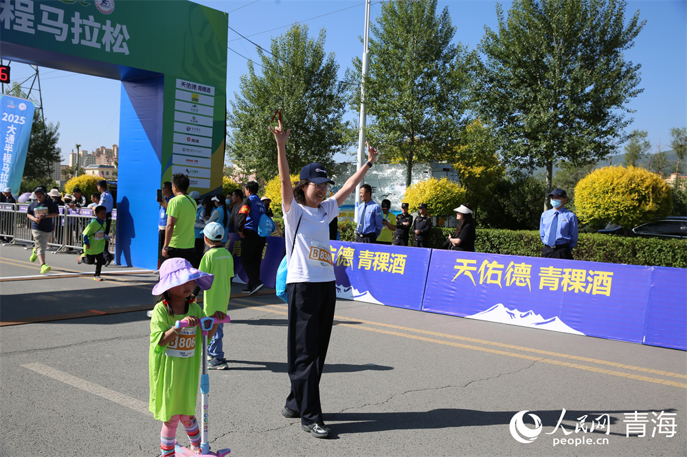 參賽選手拍照留念。人民網(wǎng) 馬可欣攝