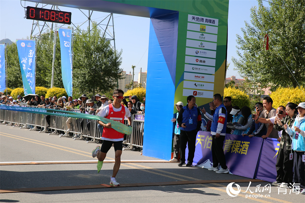 半程馬拉松男子組冠軍拉先加。人民網(wǎng) 馬可欣攝