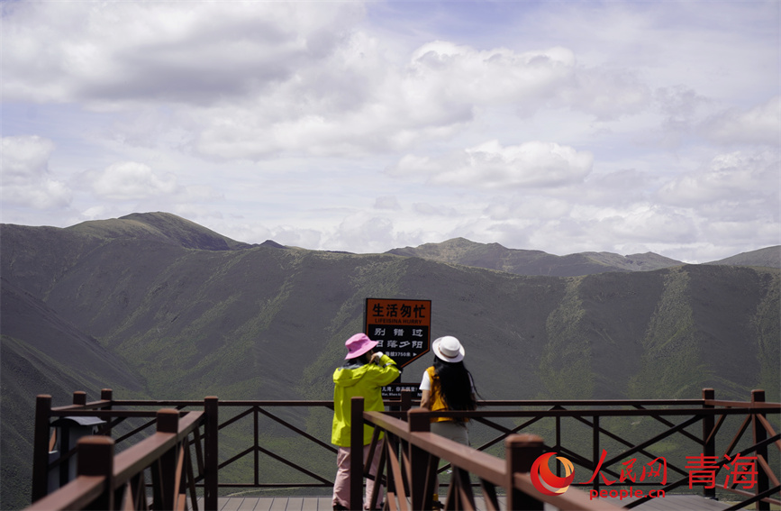 游客在“女兒灣”游覽拍照。人民網(wǎng) 顧斐菲攝