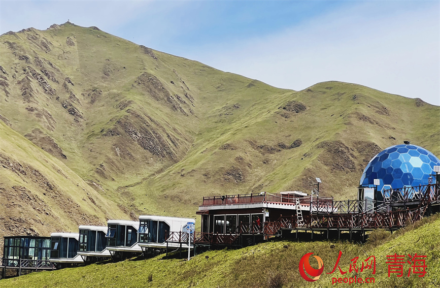 “太空艙”民宿錯(cuò)落有致。人民網(wǎng) 顧斐菲攝