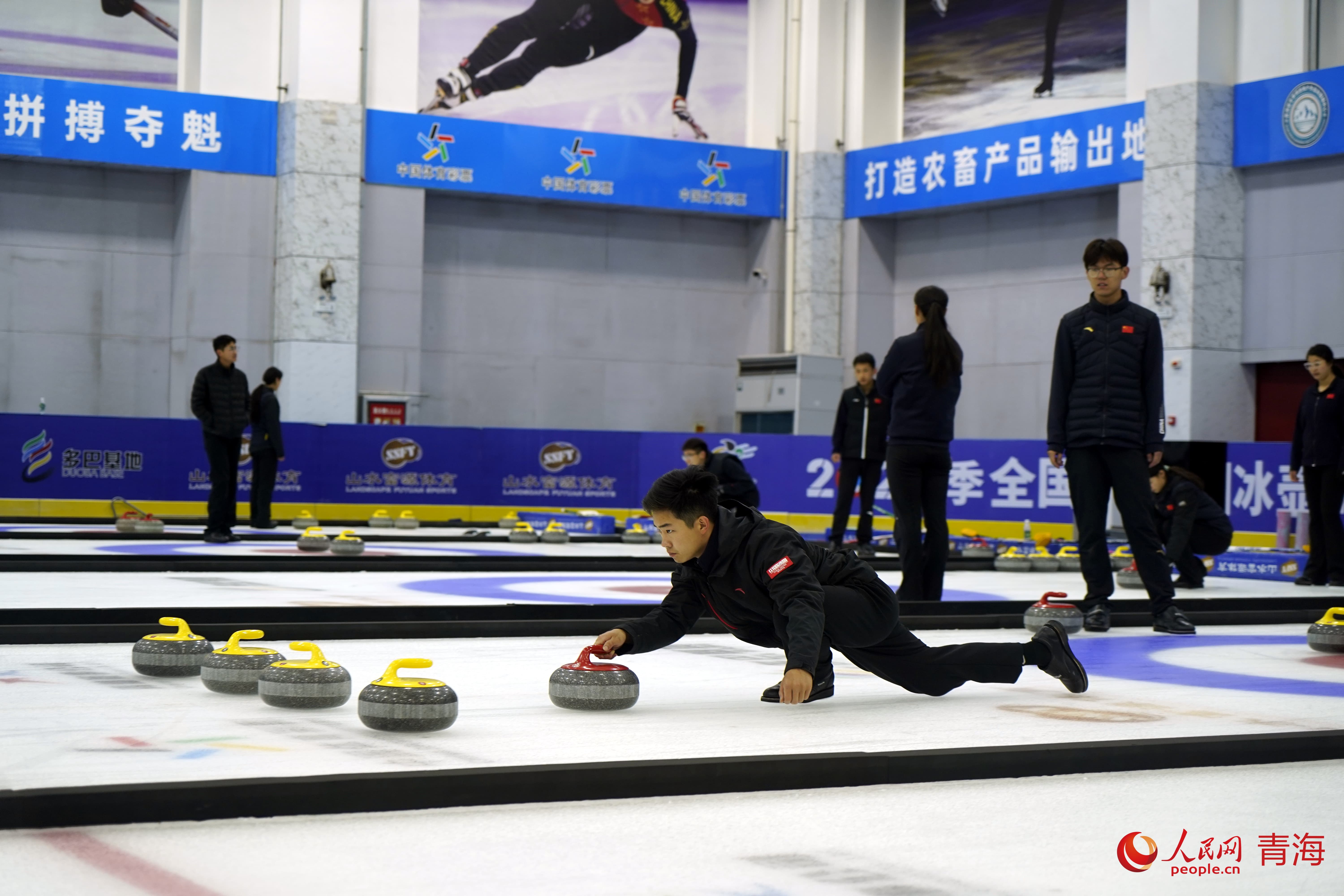 運(yùn)動(dòng)員在冰壺館訓(xùn)練。人民網(wǎng) 況玉攝