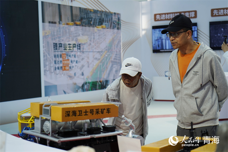 參觀。人民網(wǎng)記者 張莉萍攝