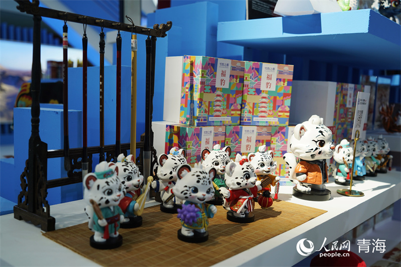 展區(qū)內(nèi)的雪豹主題文創(chuàng)。人民網(wǎng)記者 張莉萍攝