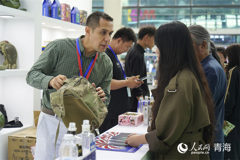 參展商為市民介紹產(chǎn)品。人民網(wǎng)記者 張莉萍攝