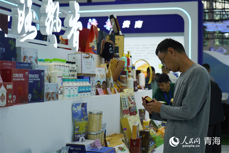 市民在青洽會(huì)展區(qū)內(nèi)查看產(chǎn)品詳情。人民網(wǎng)記者 張莉萍攝