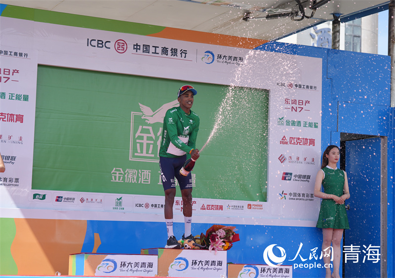 車手慶賀比賽結(jié)果。人民網(wǎng) 馬可欣攝