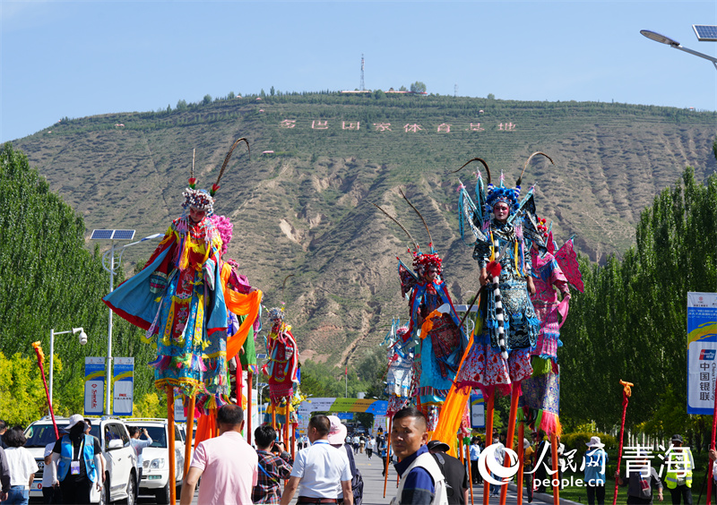 魯沙爾高蹺亮相環(huán)青賽。人民網(wǎng) 馬可欣攝