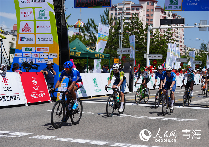選手正在騎行。人民網(wǎng) 馬可欣攝