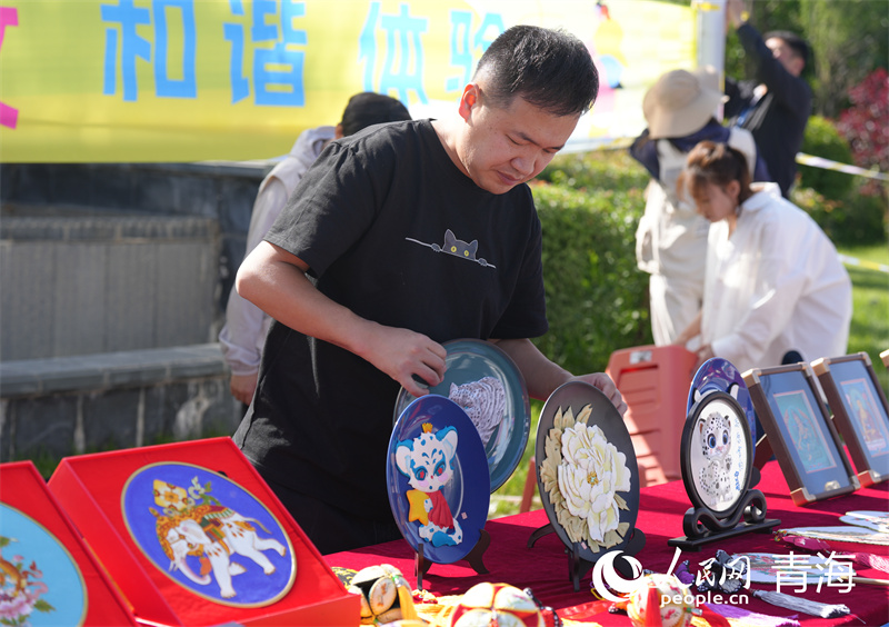 第二賽段起點的展銷攤位。人民網(wǎng) 馬可欣攝