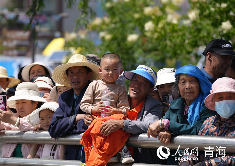 觀眾為賽事加油。人民網(wǎng) 馬可欣攝