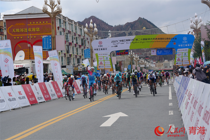 選手沖刺時(shí)刻。人民網(wǎng) 馬可欣攝