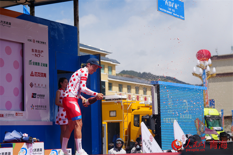 選手開(kāi)啟香檳慶祝賽事結(jié)果。人民網(wǎng) 馬可欣攝