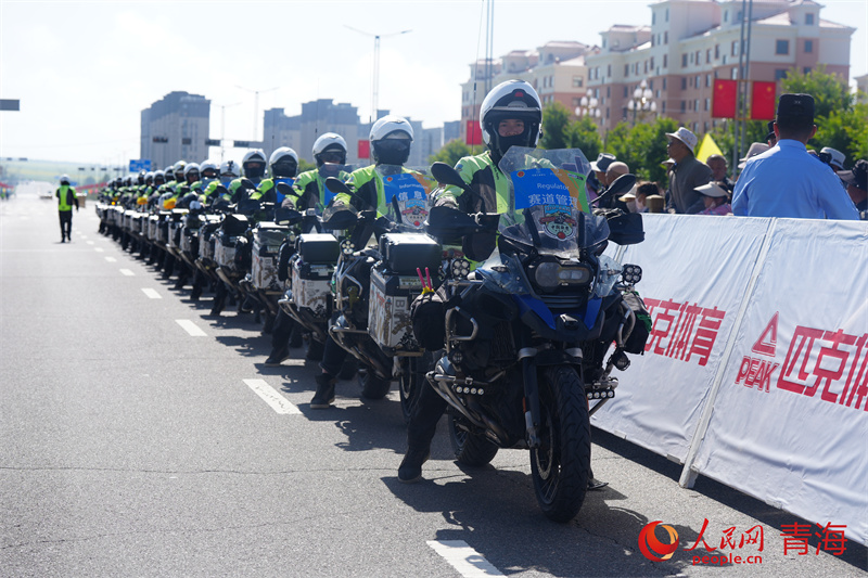 賽道管理車輛護(hù)航賽事。人民網(wǎng) 馬可欣攝