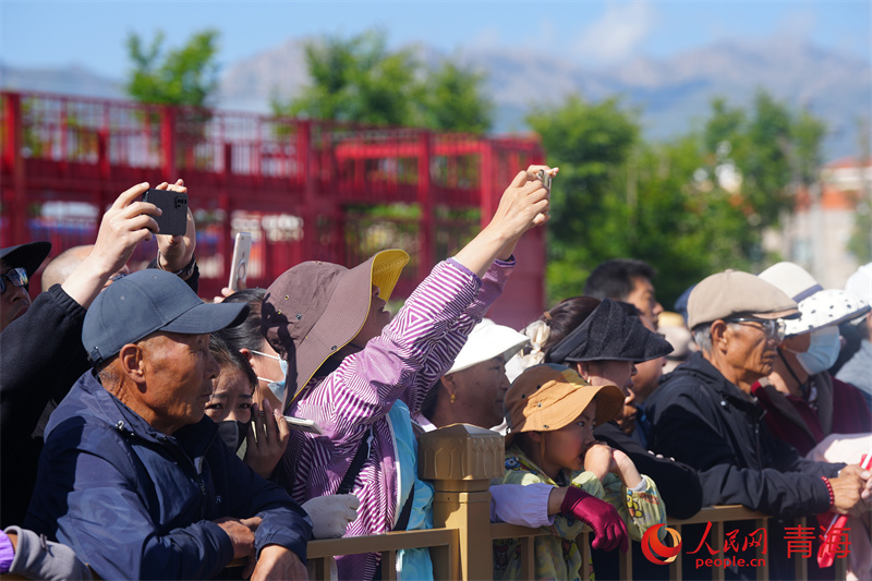 觀眾為比賽歡呼加油。人民網(wǎng) 馬可欣攝