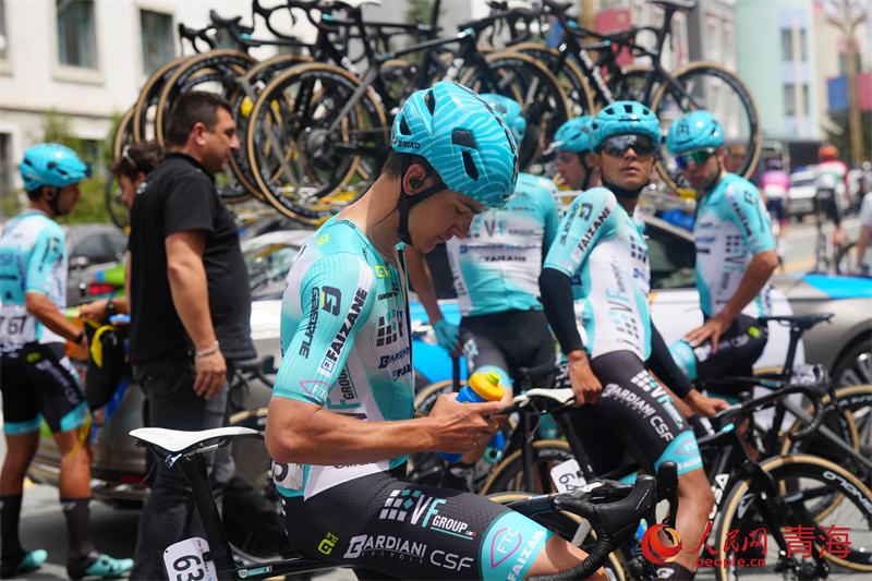 比賽結(jié)束，選手正在進(jìn)行能量補(bǔ)給。人民網(wǎng) 馬可欣攝