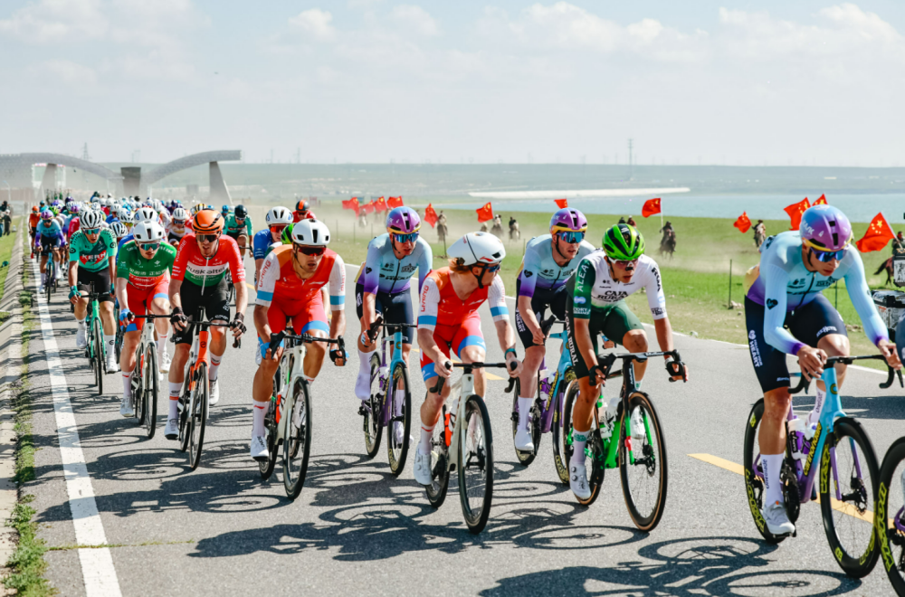 環(huán)青賽最美賽段鐵騎相伴。環(huán)青賽組委會(huì)供圖