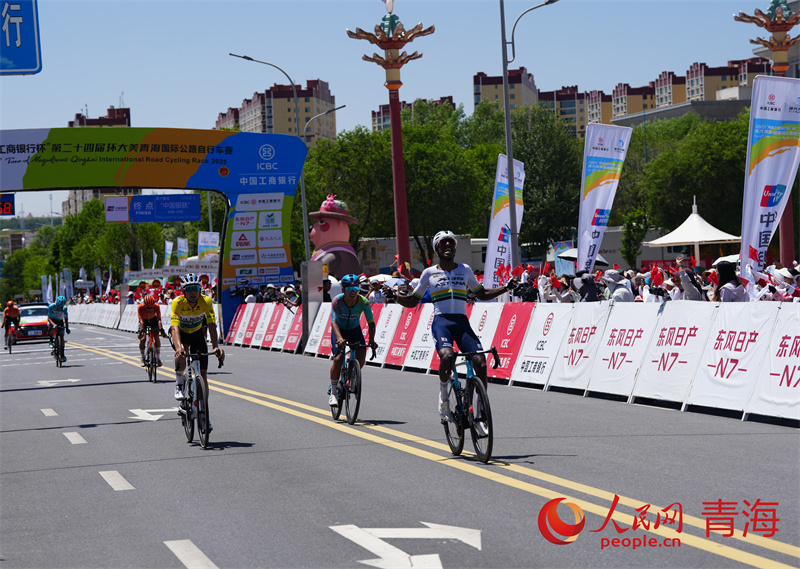 選手沖刺瞬間。人民網(wǎng) 馬可欣攝