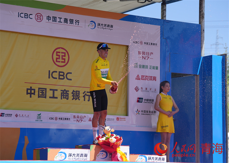 選手開(kāi)啟香檳慶賀比賽結(jié)果。人民網(wǎng) 馬可欣攝