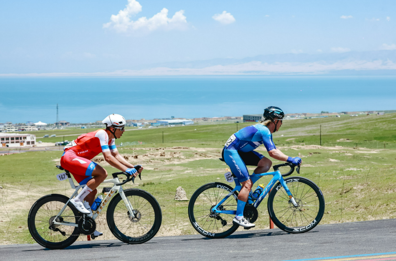 選手經(jīng)過(guò)碧波蕩漾的青海湖。環(huán)青賽組委會(huì)供圖