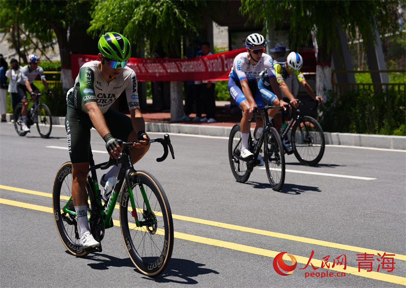 比賽結(jié)束，選手正在前往頒獎儀式。人民網(wǎng) 馬可欣攝