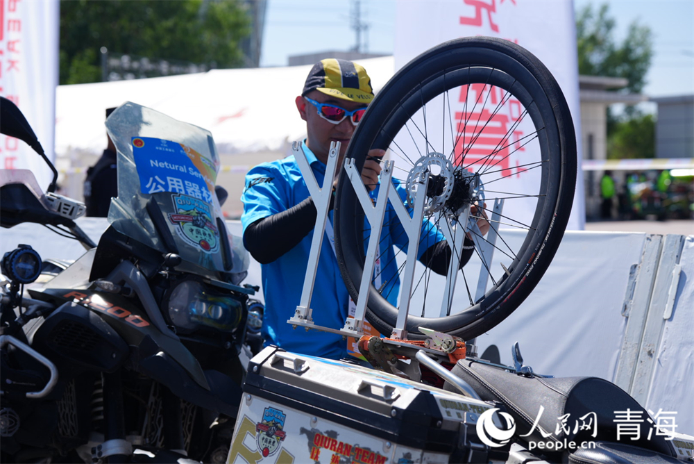 賽前準(zhǔn)備。人民網(wǎng) 況玉攝