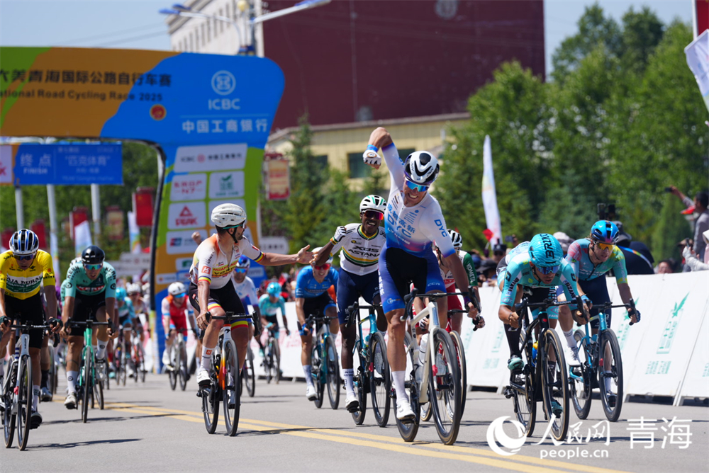 車手沖刺。人民網(wǎng) 況玉攝